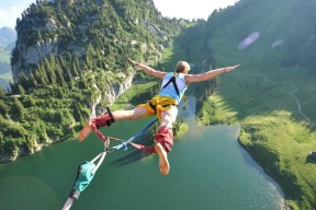 开云体育-边路传中占比变化是否改变球队进攻节奏结构，足球边路传中配合战术