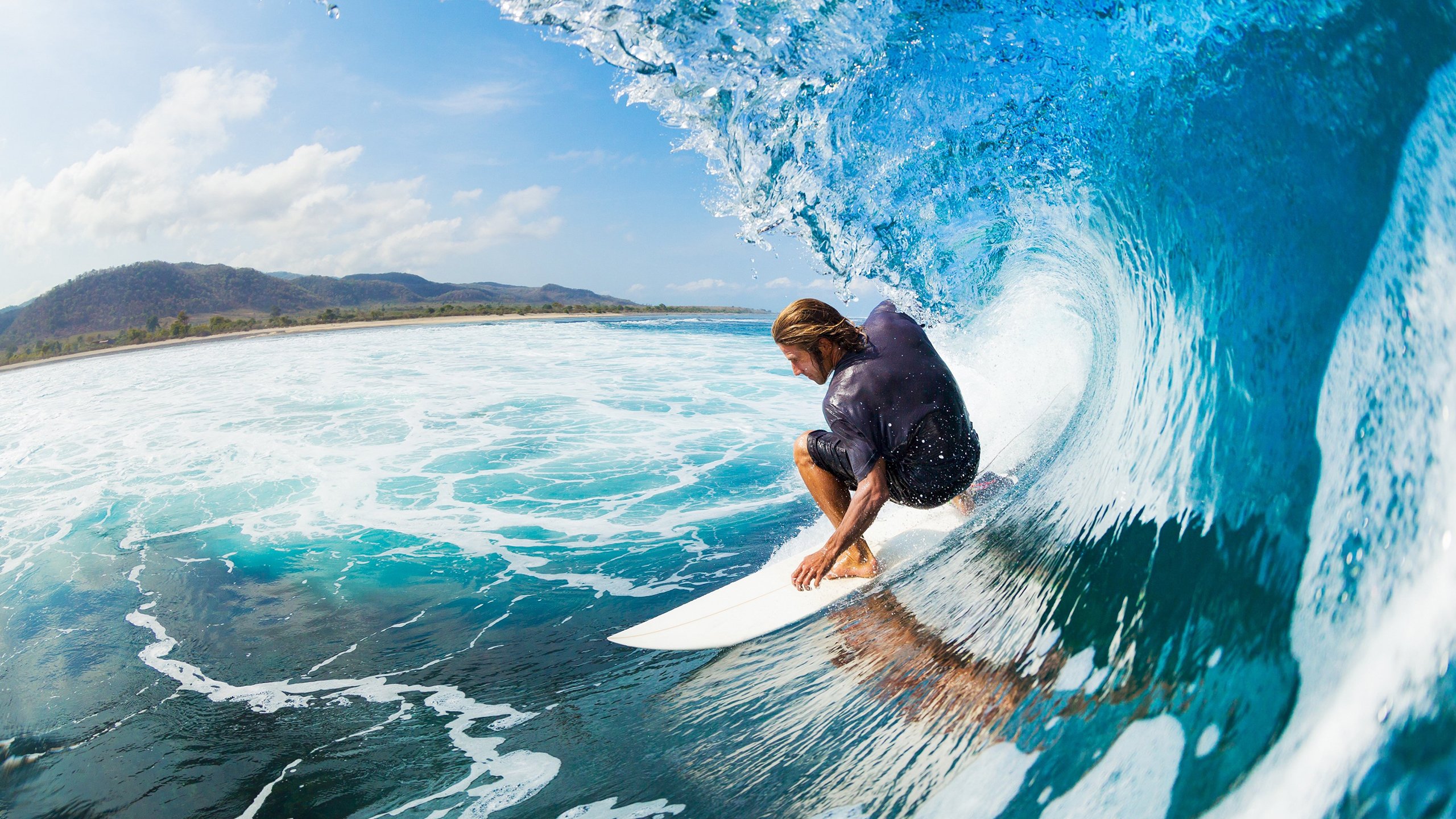 “岩壁飞跃:高空赛段的极限表现”,岩壁跳跃